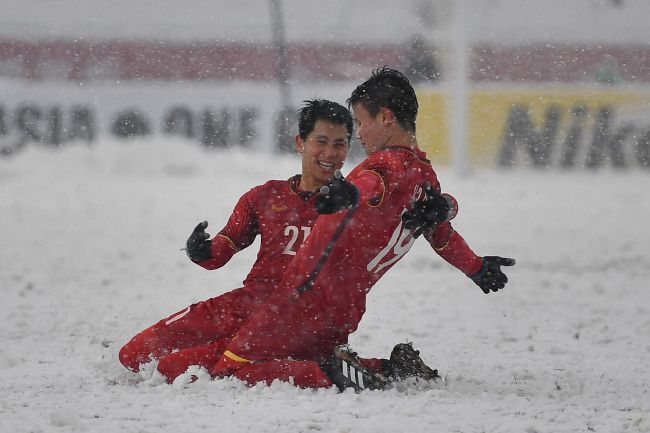 上半场比赛结束，曼城1-0暂时领先利物浦。